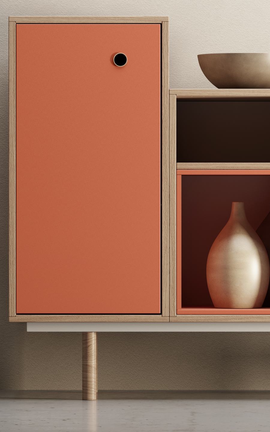 Mobile arancione con vaso in terracotta e ripiani in legno