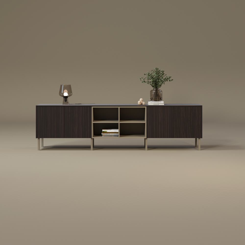 Credenza in legno scuro con lampada e pianta su sfondo color tortora