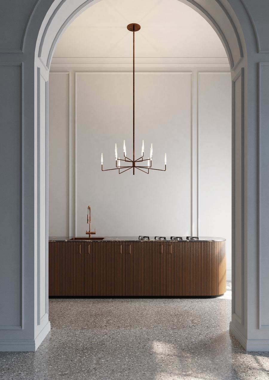 Cucina in legno scuro in una nicchia con arco e lampadario in rame