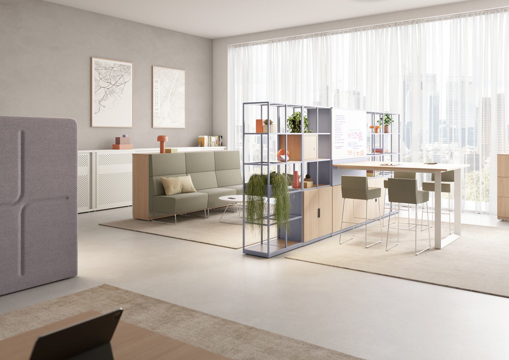 Area lavoro open space con divanetti, libreria divisoria e vista sulla città