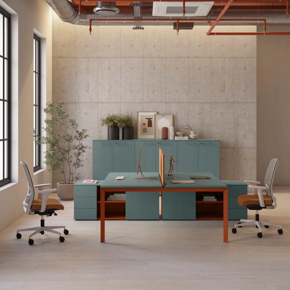 Ufficio in stile industriale con scrivanie verde salvia e sedie bianche