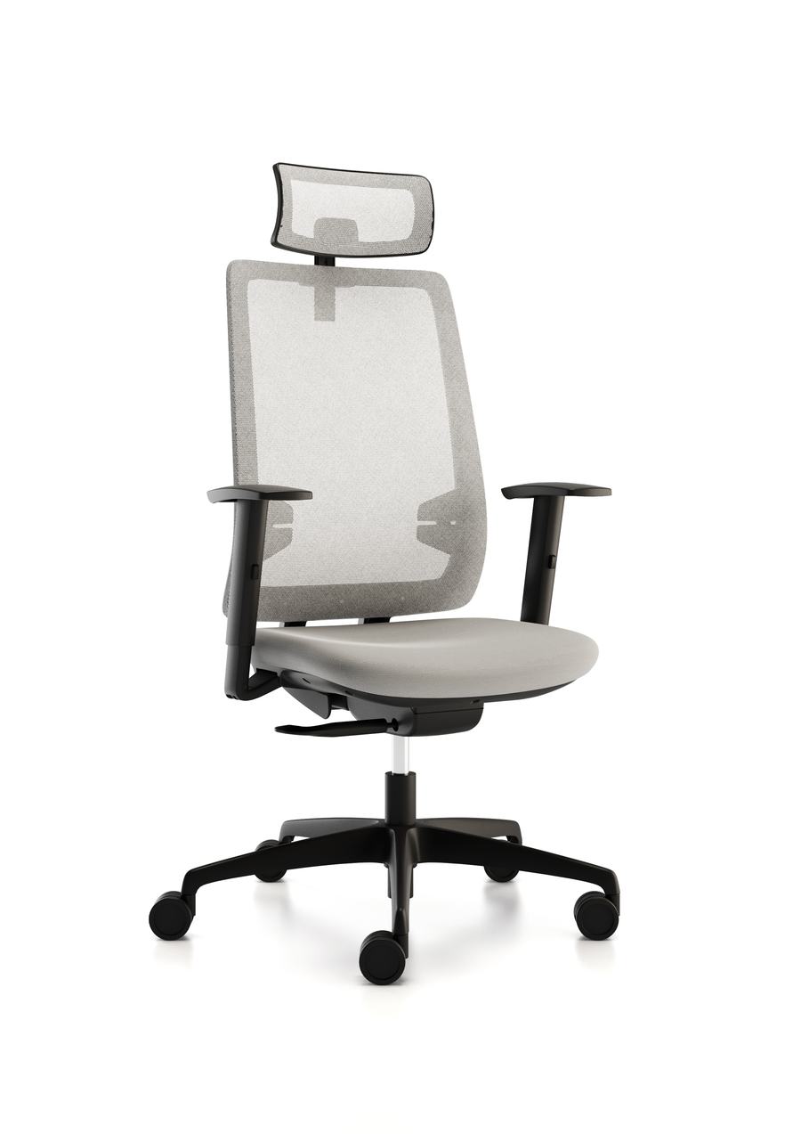 Sedia ergonomica grigia con poggiatesta su sfondo bianco