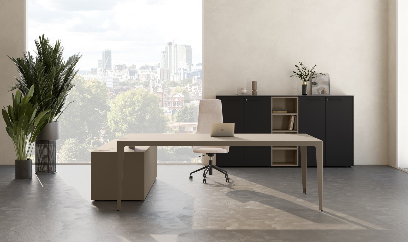 Studio direzionale con scrivania in legno chiaro, credenza nera e vista sulla città