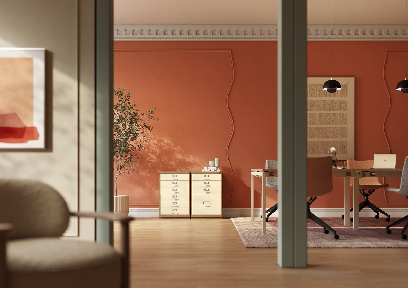 Ufficio con parete color terracotta, colonne verdi e cassettiera chiara