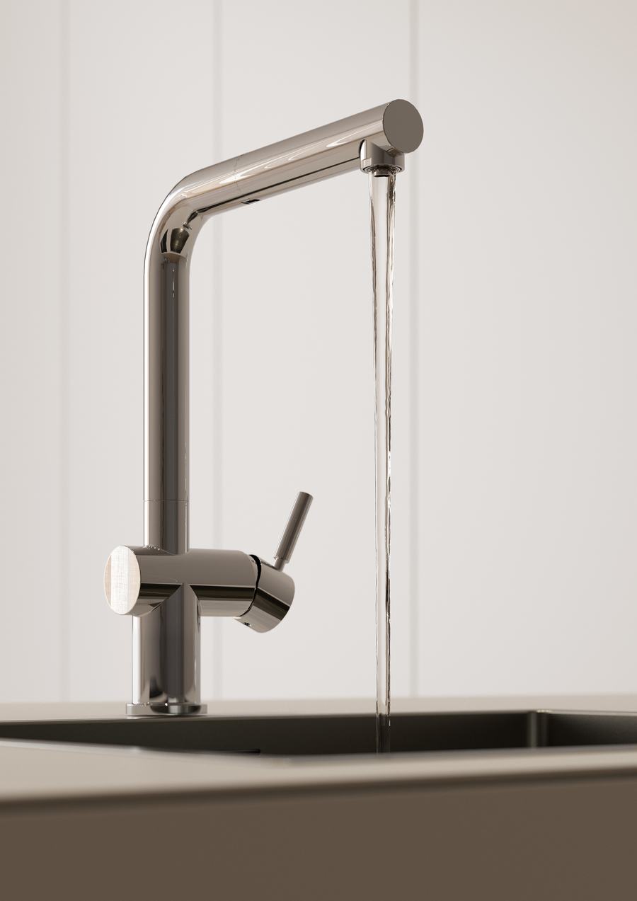 Rubinetto cromato con getto d’acqua su sfondo chiaro