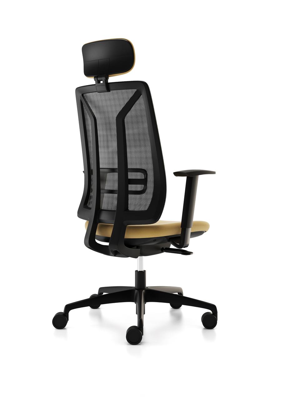 Sedia ergonomica nera con poggiatesta su sfondo bianco