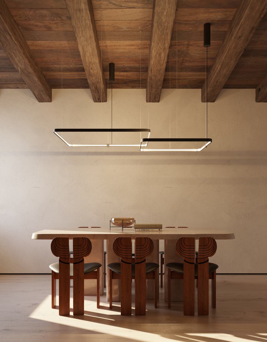 Tavolo in legno con sedie ad arco e lampade lineari sotto un soffitto a travi