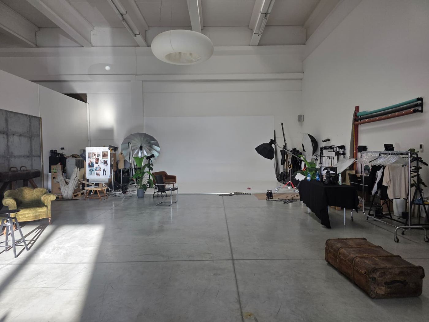 Il set fotografico dello studio, con fondale bianco e attrezzatura luci